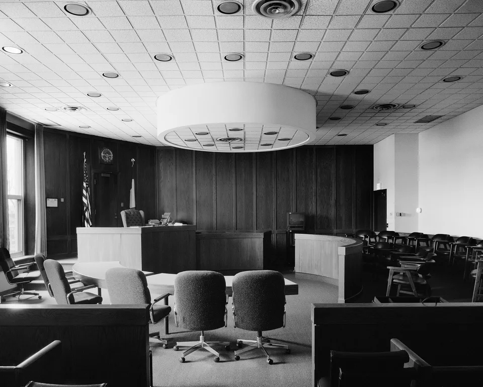 Black and white photograph of a large courtroom in Lee County, Iowa