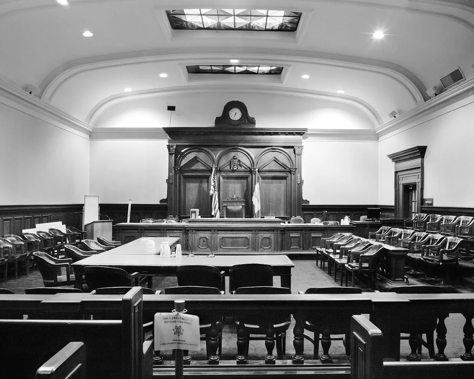 Black and white photograph of one of two similar large courtrooms in Lee County, Iowa